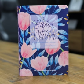 Segunda imagem do produto A Bíblia da Mulher | Portátil | NAA | Capa Azul Tulipa