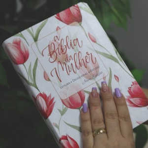 A Bíblia da Mulher | Portátil | NAA | Capa Tulipa Vermelha