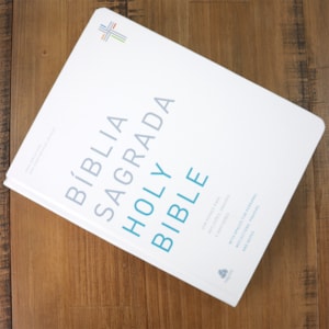 Segunda imagem do produto A Bíblia Sagrada Holy Biblie Peace | Bilíngue Português E Inglês | Nova Versão Internacional