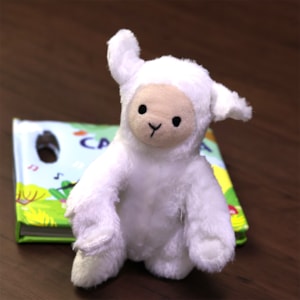 Segunda imagem do produto A Ovelha Cantora | Livro com Pelúcia | 1 a 4 Anos