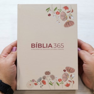 Segunda imagem do produto Bíblia 365 Flores Creme | NVT | Letra Grande | Capa Dura