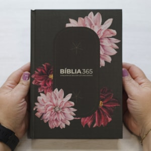 Segunda imagem do produto Bíblia 365 Flores Preta | NVT | Letra Grande | Capa Dura