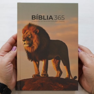 Segunda imagem do produto Bíblia 365 Leão | NVT | Letra Grande | Capa Dura