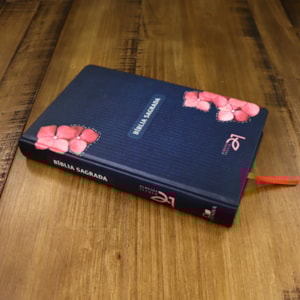 Segunda imagem do produto Bíblia Almeida Século 21 | A21 | Letra Média | Capa Dura | Feminina com Flores