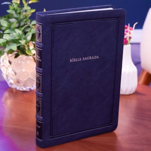 Segunda imagem do produto Bíblia Barroca Slim | NVI | Letra Grande | Capa Luxo Couro Soft Azul