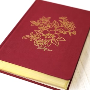 Segunda imagem do produto Bíblia Bible Journaling | NVI | Letra Normal | Capa Dura Vinho | Com Espaço Para Anotações