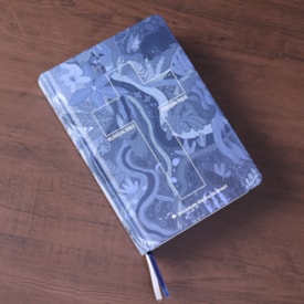 Segunda imagem do produto Bíblia Bilíngue | Português e Inglês | Edição Para Jovens | NTLH | Capa Dura Cruz