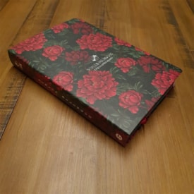 Segunda imagem do produto Bíblia Bilíngue | Português e Inglês | NVT | Letra Grande | Capa Flexível Aroma de Rosas