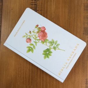 Segunda imagem do produto Bíblia Botão de Rosa | ARC | Letra Grande | Capa Dura | Harpa Avivada e Corinhos