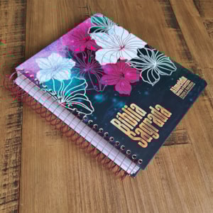 Segunda imagem do produto Bíblia com Pautas para Anotações | ARC | Harpa e Corinhos | Letra Normal | Capa Dura Espiral Floral Magenta