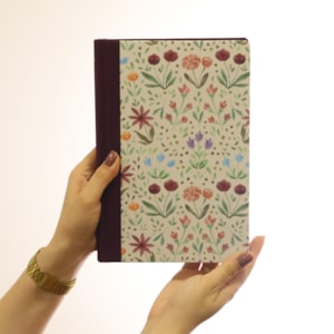 Segunda imagem do produto Bíblia da Mulher de Fé | NVI | Letra Grande | Capa Dura | Tecido Vinho Aquarela