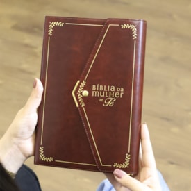 Segunda imagem do produto Bíblia da Mulher de Fé | NVI | Letra Grande | Courosoft Vinho Com Fechamento Carteira