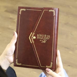 Segunda imagem do produto Bíblia da Mulher de Fé | NVI | Letra Grande | Courosoft Vinho Com Fechamento Carteira
