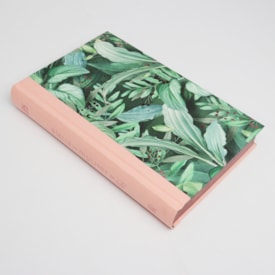 Segunda imagem do produto Bíblia Da Mulher De Fé | NVI | Letra Normal | Capa Dura Tecido Rosa e Folhagem