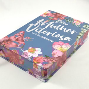 Segunda imagem do produto Bíblia da Mulher Vitoriosa | Letra Gigante | NVI | Capa Dura Floral Azul