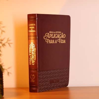 Segunda imagem do produto Bíblia de Estudo Aplicação Para Vida | ARC | Full Color | Capa PU Luxo Bordô