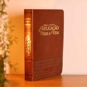 Segunda imagem do produto Bíblia de Estudo Aplicação Para Vida | ARC | Full Color | Capa PU Luxo Marrom