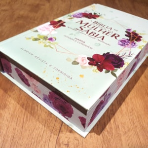 Segunda imagem do produto Bíblia de Estudo da Mulher Sábia | ARC | Harpa Avivada | Capa Dura Floral Verde