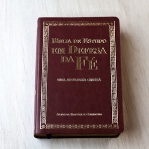 Segunda imagem do produto Bíblia de Estudo em Defesa da Fé | ARC | Luxo Vinho