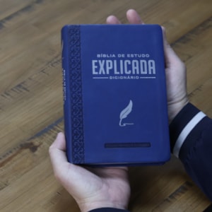 Segunda imagem do produto Bíblia de Estudo Explicada | ARC | Letra Média | Luxo Azul