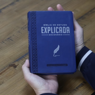 Segunda imagem do produto Bíblia de Estudo Explicada | ARC | Letra Média | Luxo Azul
