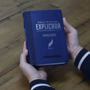 Segunda imagem do produto Bíblia de Estudo Explicada | ARC | Letra Média | Luxo Harpa Cristã Azul