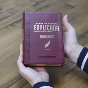 Segunda imagem do produto Bíblia de Estudo Explicada | ARC | Letra Média | Luxo Harpa Cristã Vinho
