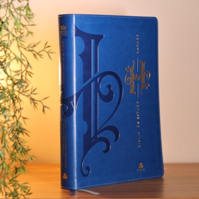 Segunda imagem do produto Bíblia de Estudo Hagnos | King James | Capa Luxo Azul