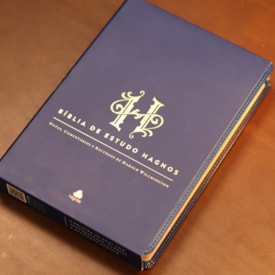 Segunda imagem do produto Bíblia de Estudo Hagnos | King James | Capa Luxo Azul