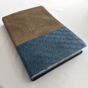 Segunda imagem do produto Bíblia de Estudo Integrada | NVI | Letra Normal | Capa Luxo Cinza e Azul