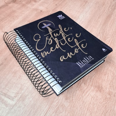 Segunda imagem do produto Bíblia de Estudo Interativa | KJC | Letra Normal | Capa Dura Espiral Tradição