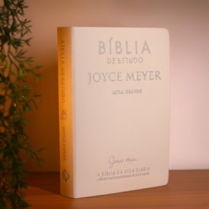 Segunda imagem do produto Bíblia De Estudo Joyce Meyer | NVI | Letra Grande | Capa Cinza