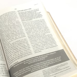 Segunda imagem do produto Bíblia De Estudo Joyce Meyer | NVI | Letra Média | Capa Azul Tifany