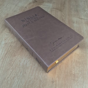 Segunda imagem do produto Bíblia De Estudo Joyce Meyer | NVI | Letra Média | Capa Marrom Claro