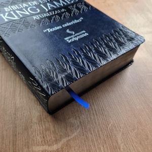 Segunda imagem do produto Bíblia de Estudo King James Atualizada | 1611 | Letra Normal | Capa Luxo Azul