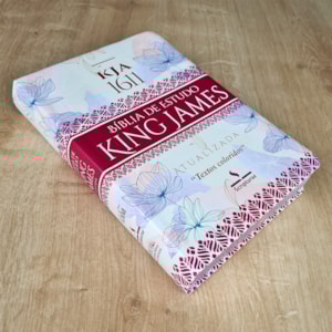 Segunda imagem do produto Bíblia de Estudo King James Atualizada | 1611 | Letra Normal | Capa Luxo Floral
