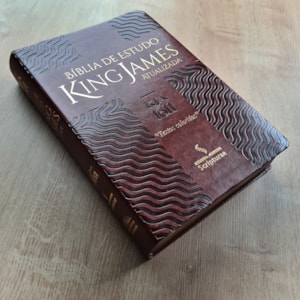Segunda imagem do produto Bíblia de Estudo King James Atualizada | 1611 | Letra Normal | Capa Luxo Marrom