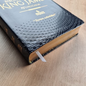 Segunda imagem do produto Bíblia de Estudo King James Atualizada | 1611 | Letra Normal | Capa Luxo Preta