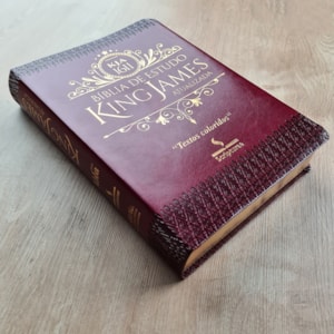 Segunda imagem do produto Bíblia de Estudo King James Atualizada | 1611 | Letra Normal | Capa Luxo Vinho