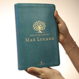Segunda imagem do produto Bíblia de Estudo Max Lucado | NVI | Leitura Perfeita | Capa Luxo Verde