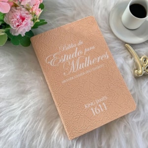 Segunda imagem do produto Bíblia de Estudo para Mulheres | BKJ 1611 | Letra normal | Capa Luxo Rose e Branco