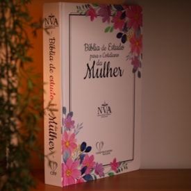 Segunda imagem do produto Bíblia de Estudo Para o Cotidiano da Mulher | NVA | Full Collor | Capa Dura Branca