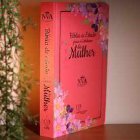 Segunda imagem do produto Bíblia de Estudo Para o Cotidiano da Mulher | NVA | Full Collor | Capa Dura Rosa Intenso