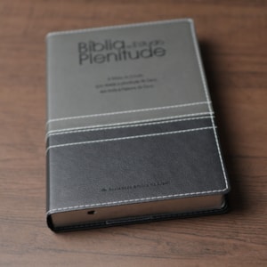 Segunda imagem do produto Bíblia de Estudo Plenitude | ARA | Letra Normal | Capa Luxo Cinza e Preto