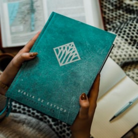 Segunda imagem do produto Bíblia De Estudo Thomas Nelson | NVI | Letra Normal | Capa Dura Turquesa