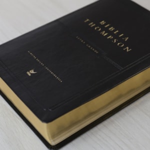 Segunda imagem do produto Bíblia de Estudo Thompson | AEC Letra Grande | Preta Luxo