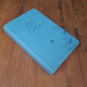 Segunda imagem do produto Bíblia de Estudos da Mulher | NVT | Letra Normal | Capa Luxo Azul
