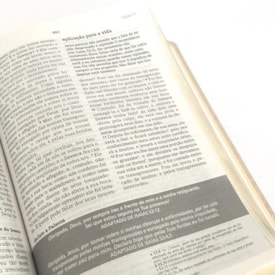 Segunda imagem do produto Bíblia de Estudos Joyce Meyer | NVI | Letra Normal | Capa Rosa Floral