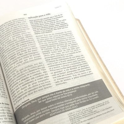 Segunda imagem do produto Bíblia de Estudos Joyce Meyer | NVI | Letra Normal | Capa Rosa Floral