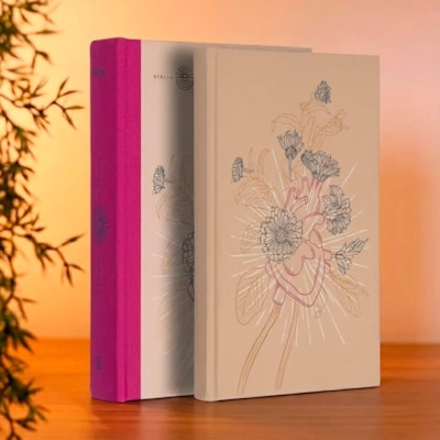 Segunda imagem do produto Bíblia Diária Coração Florido | NVI | Leitura Perfeita | Capa Dura C/ Tecido